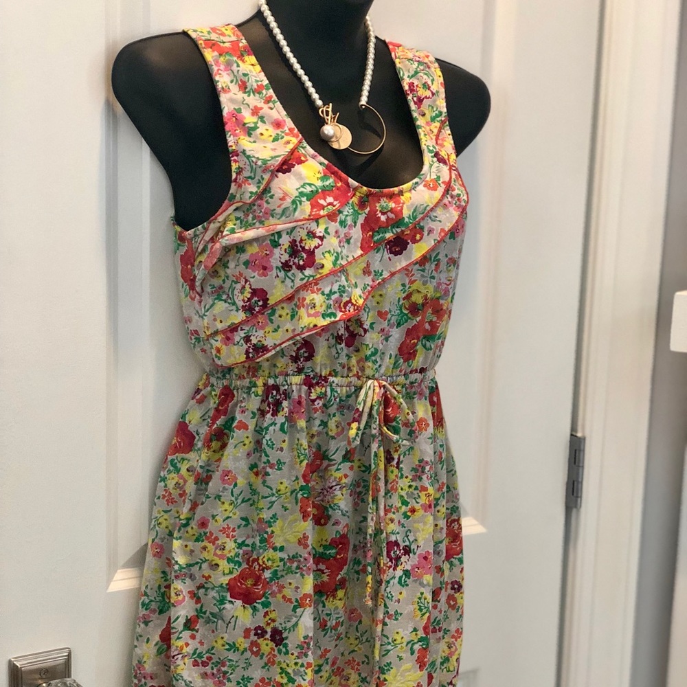 Floral summer dress ! Flirty and fun size small